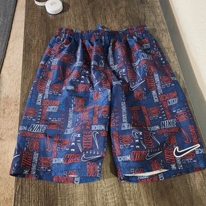 Nike shorts XL.             Bin 30